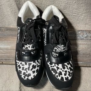 Daxby JustFab Black & White shoes - Size 9